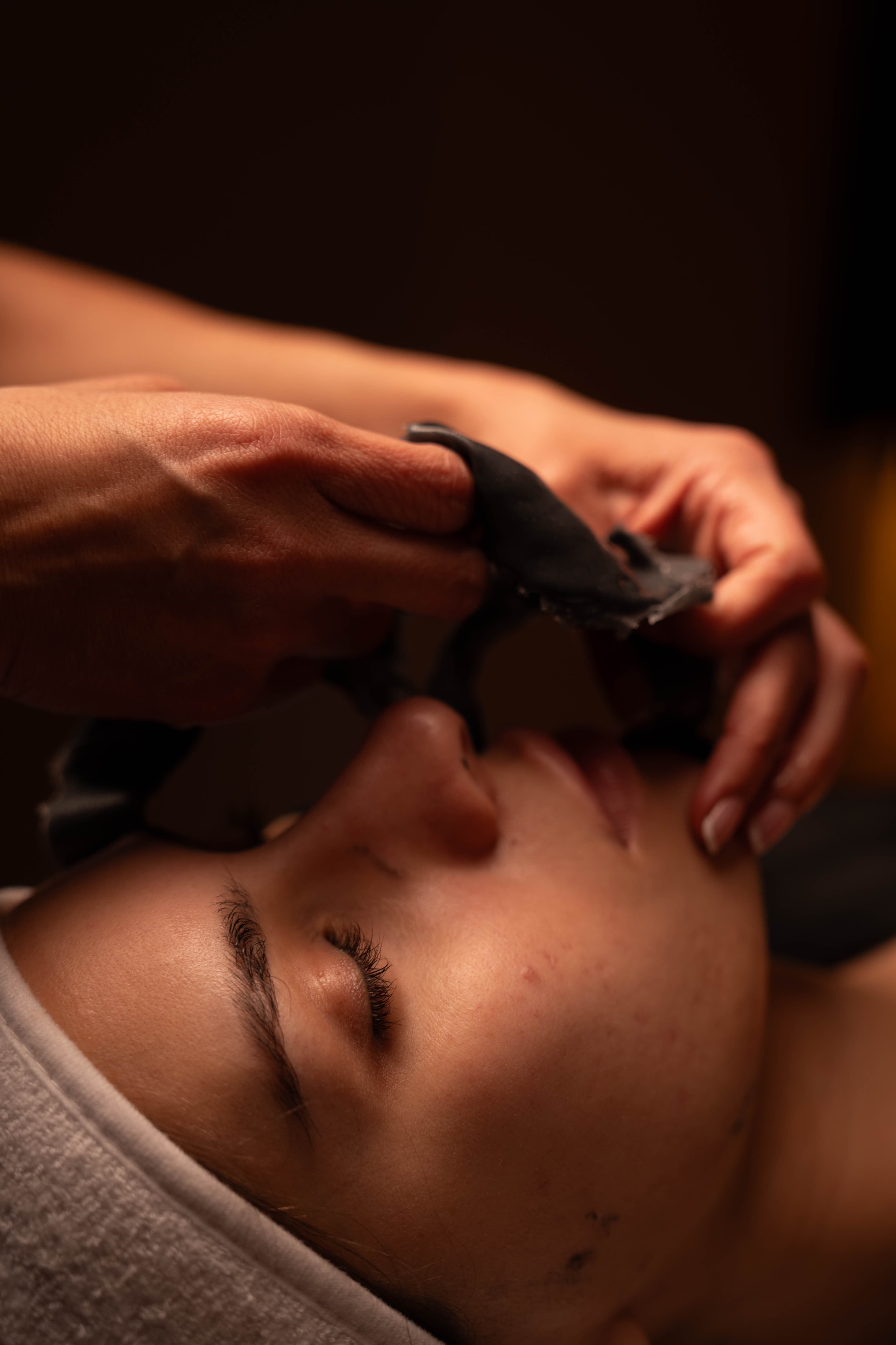Tratamiento facial con mascarilla negra