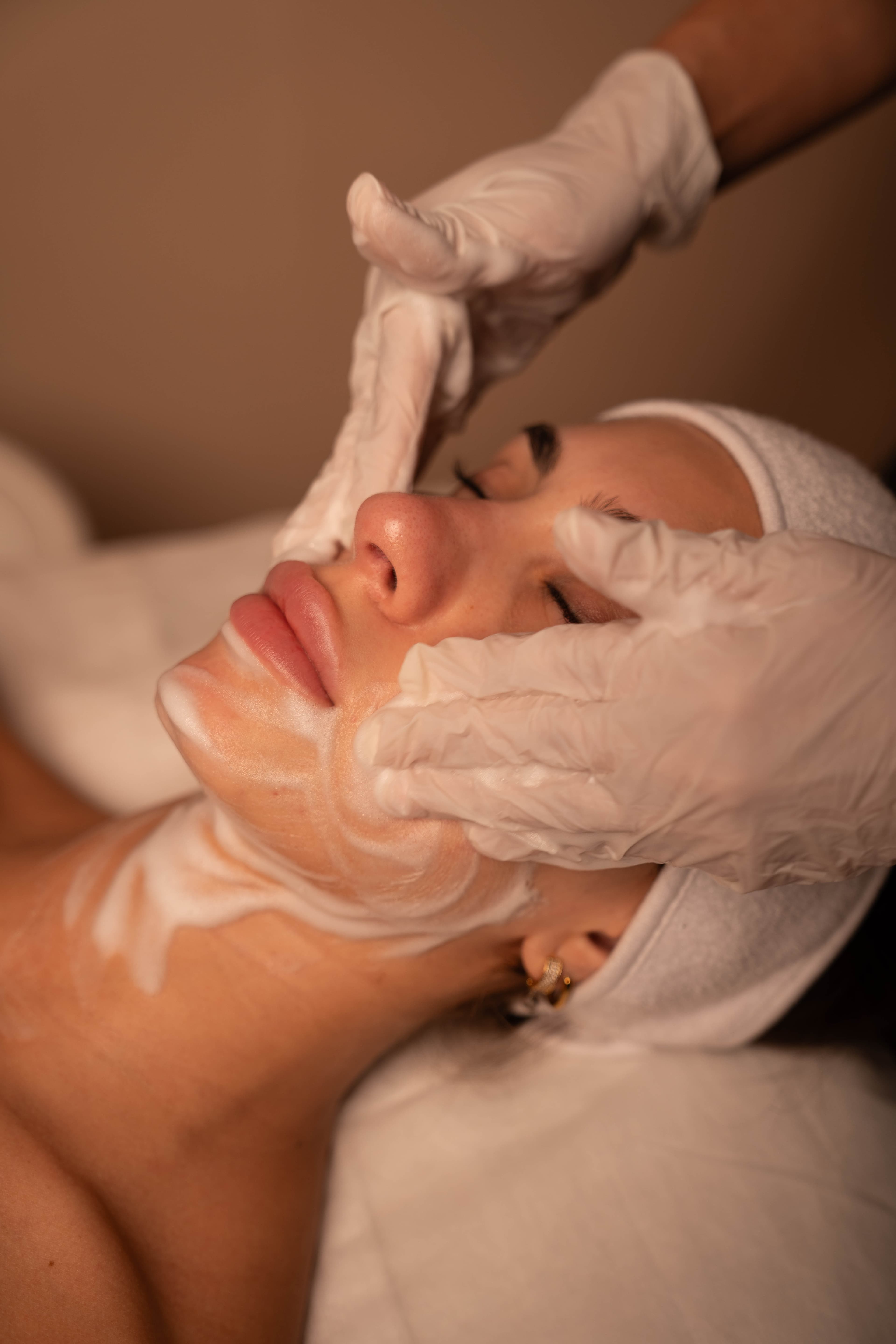 Aplicación de mascarilla facial con crema