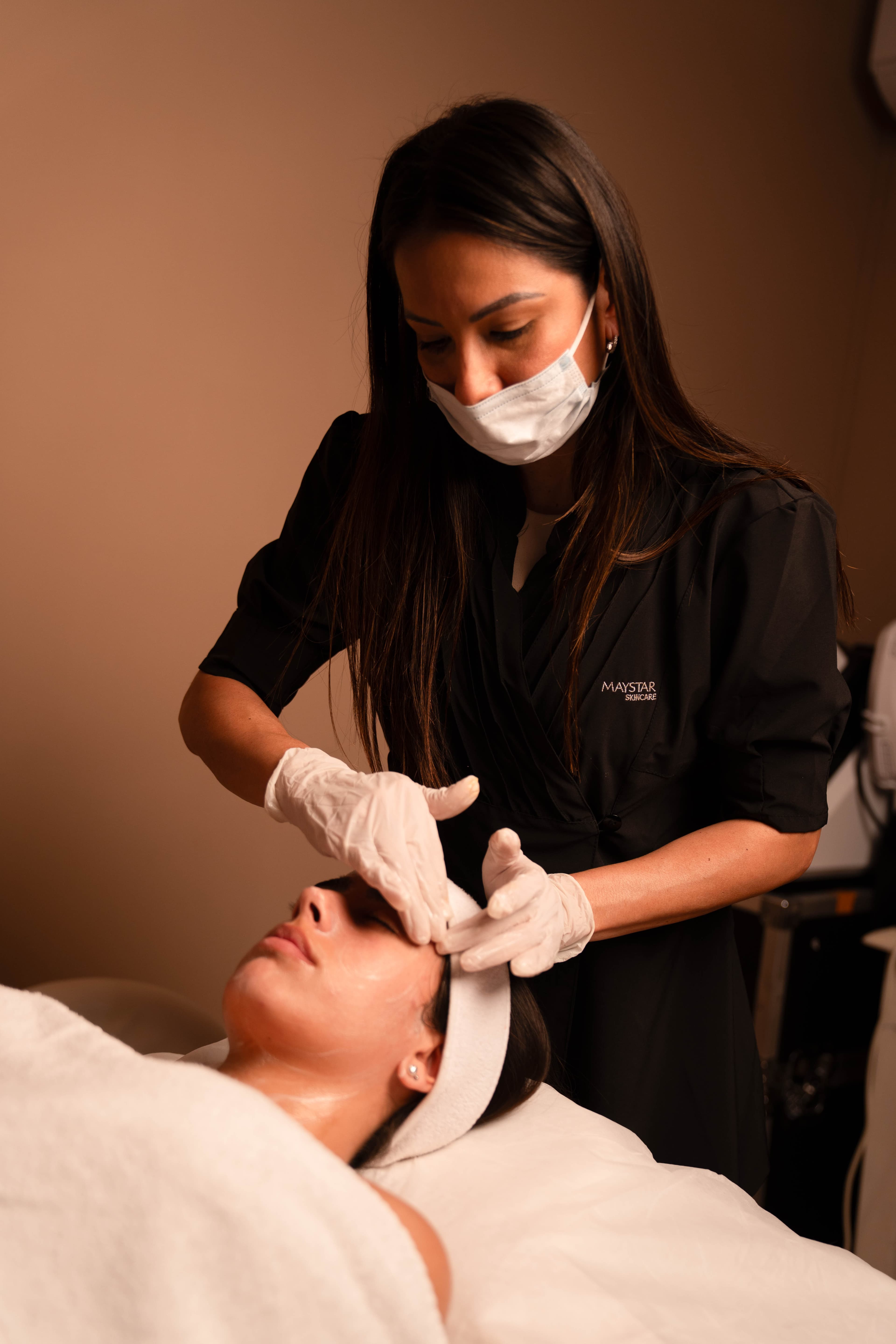 Preparación para tratamiento facial con diadema