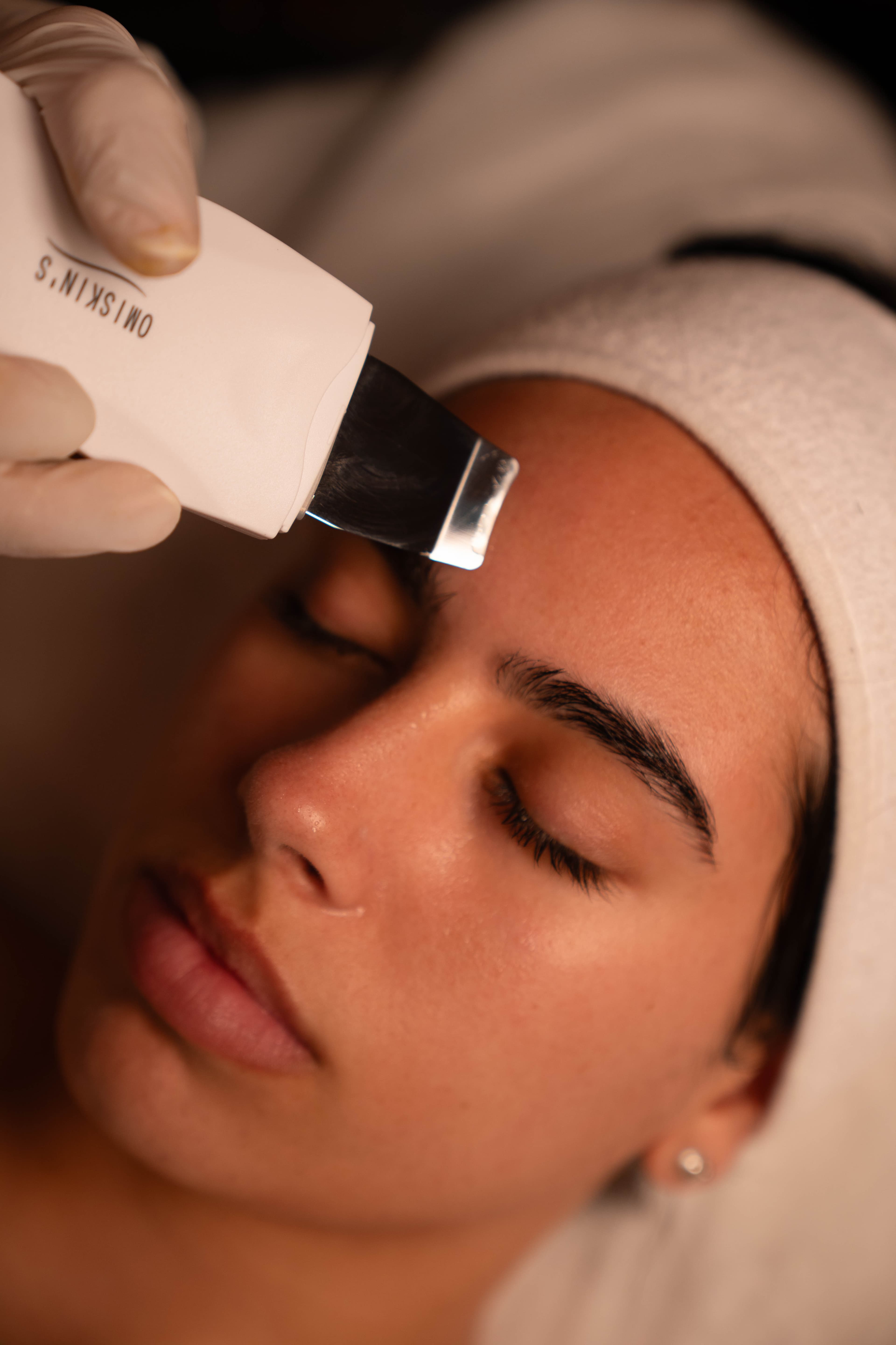 Limpieza facial con exfoliador ultrasónico